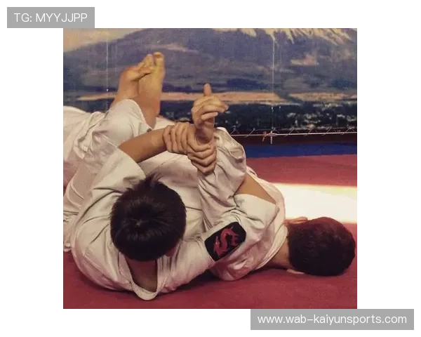 UFC地面锁技大揭秘：制服对手的终极武器